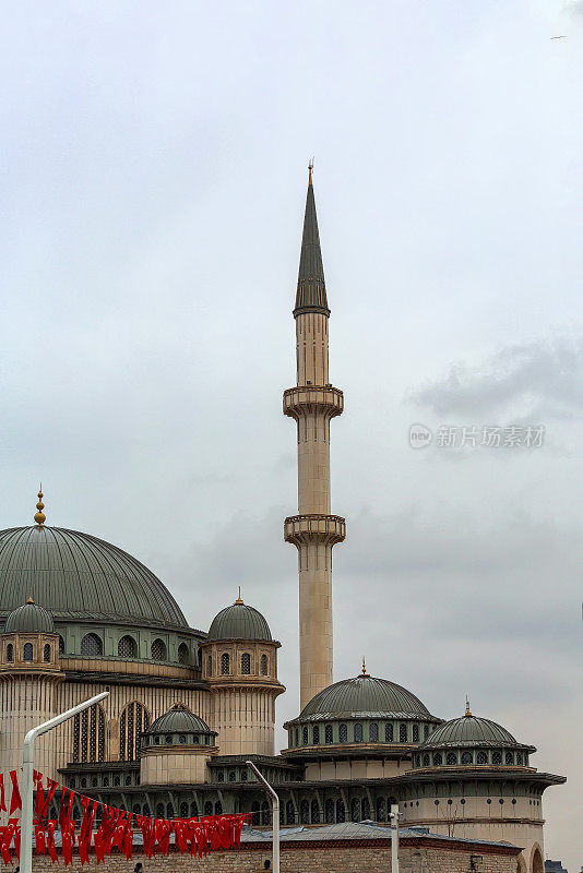 塔克西姆清真寺(Taksim Camii)。下雨的晚上，塔克西姆广场的清真寺建筑群。土耳其伊斯坦布尔(土耳其语)。旅游或宗教的概念。垂直拍摄